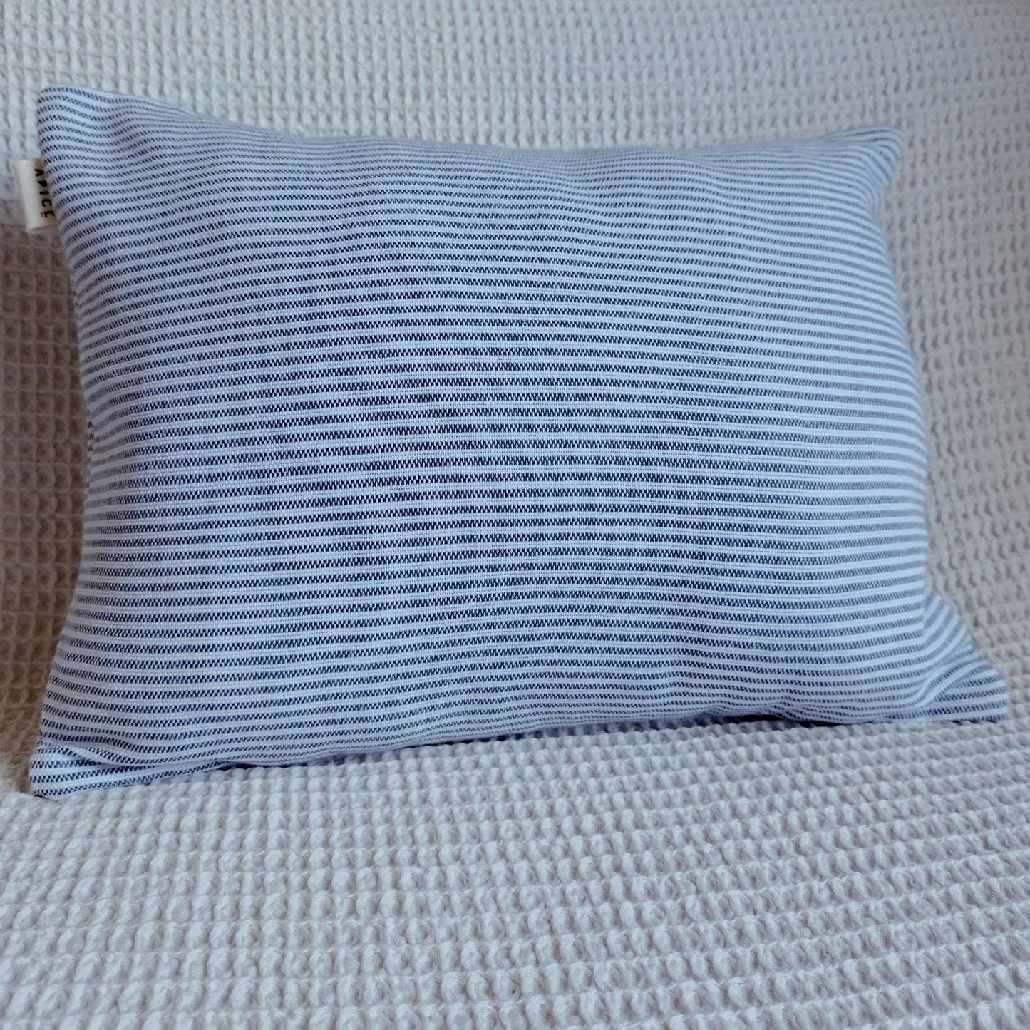Housse de coussin 30x40 blanche lignes blues fines