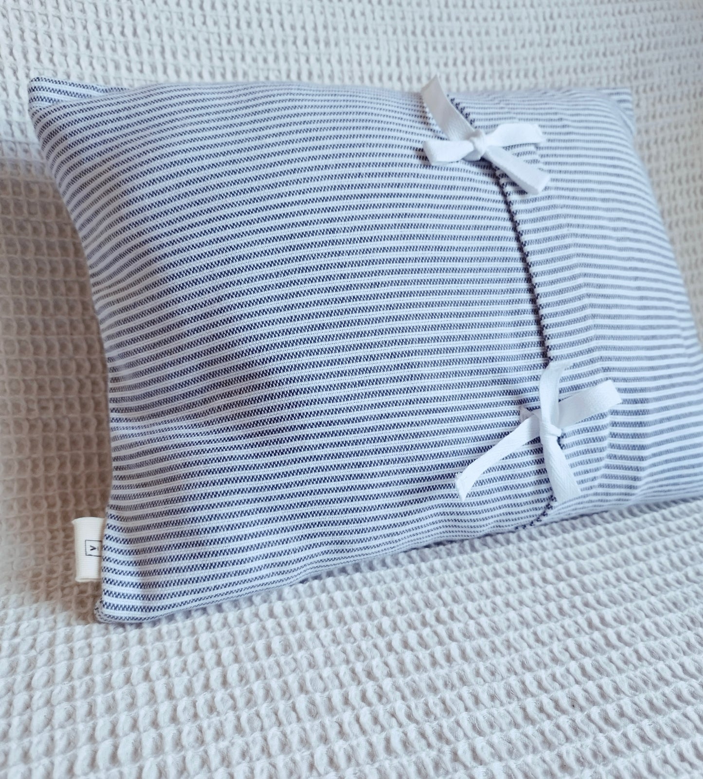 Housse de coussin 30x40 blanche lignes blues fines