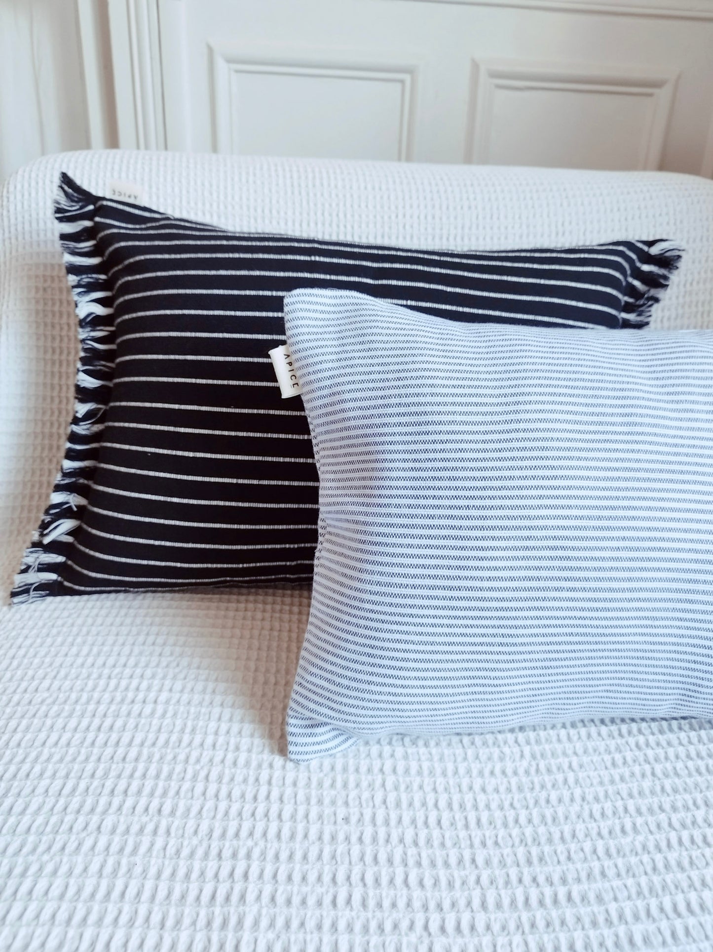 Housse de coussin 30x40 blanche lignes blues fines