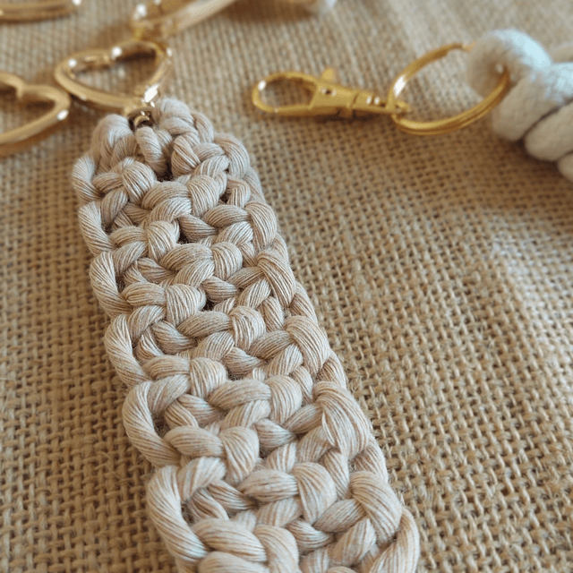 Bijou de sac ou porte-clés en macramé – coloris cookie, doux & léger