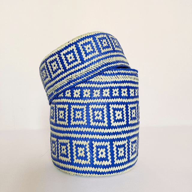Panier en palme artisanal avec motifs bleus – 19x17 cm