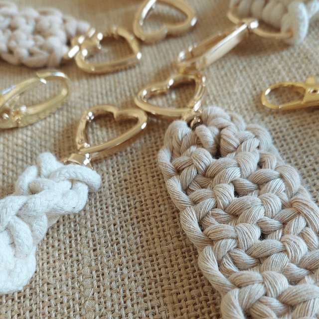 Bijou de sac ou porte-clés en macramé – coloris cookie, doux & léger