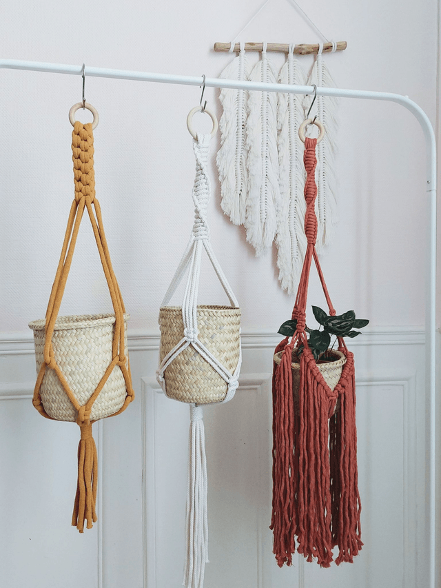 Lot suspension en macramé terracotta pour plante + panier en feuilles de palmier