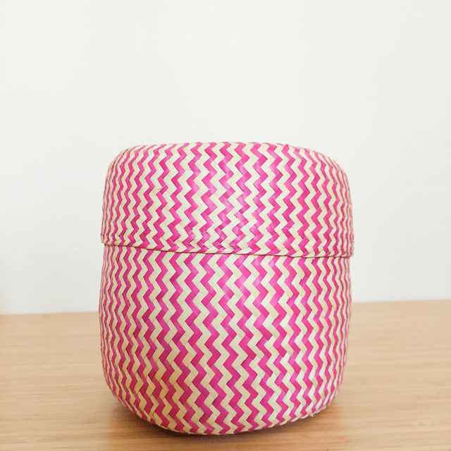 Petit panier rond en palme naturelle rose avec couvercle – Fait main 