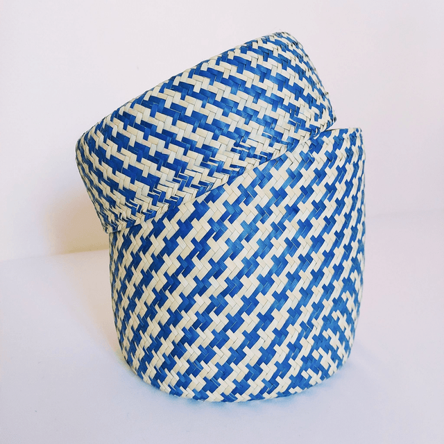 Panier en palme bleu fait main – 19 cm