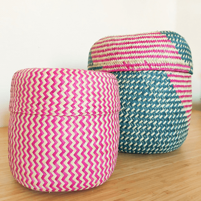 Petit panier rond en palme naturelle rose avec couvercle – Fait main 