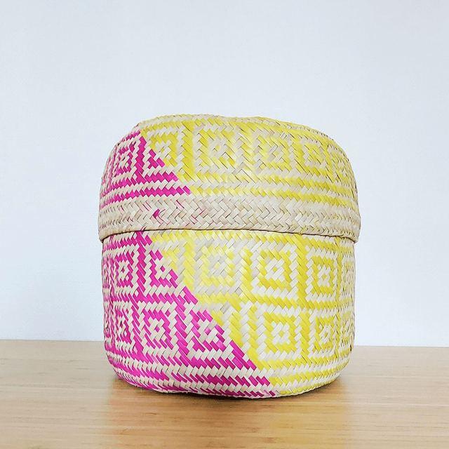 Panier artisanal avec motifs – 28x28 cm, frange rose et jaune