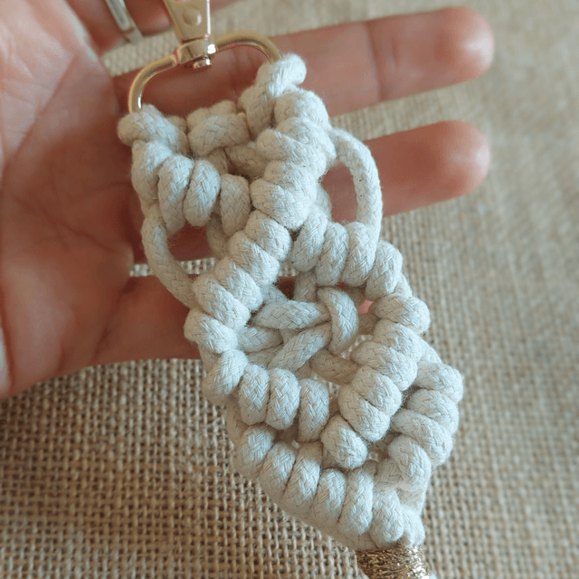Bijou de sac en macramé blanc cassé – mousqueton doré, 100 % coton, fait main