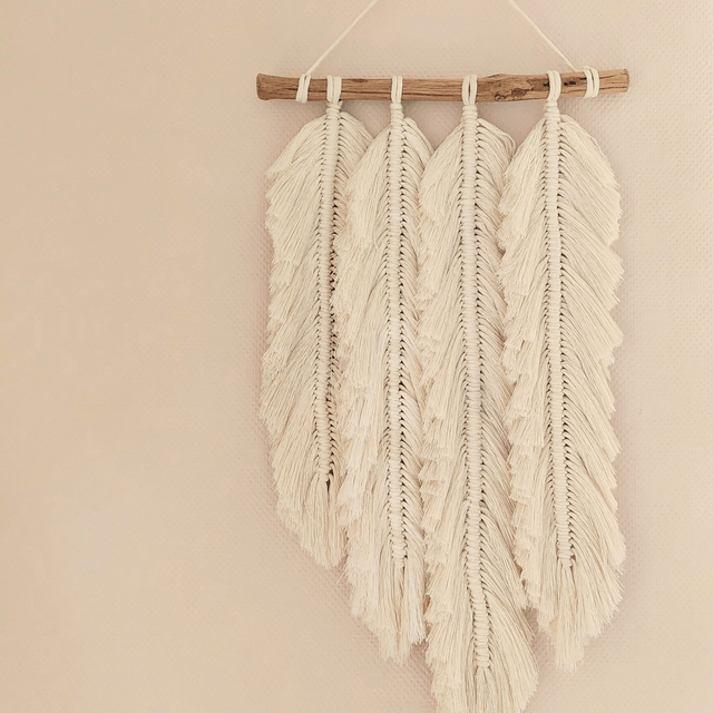 Suspension murale en macramé – Design plumes, fait main en France