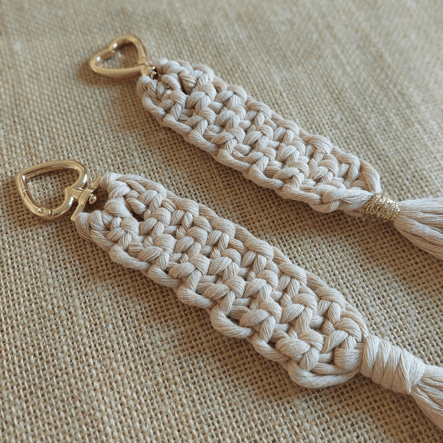 Bijou de sac ou porte-clés en macramé – coloris cookie, doux & léger