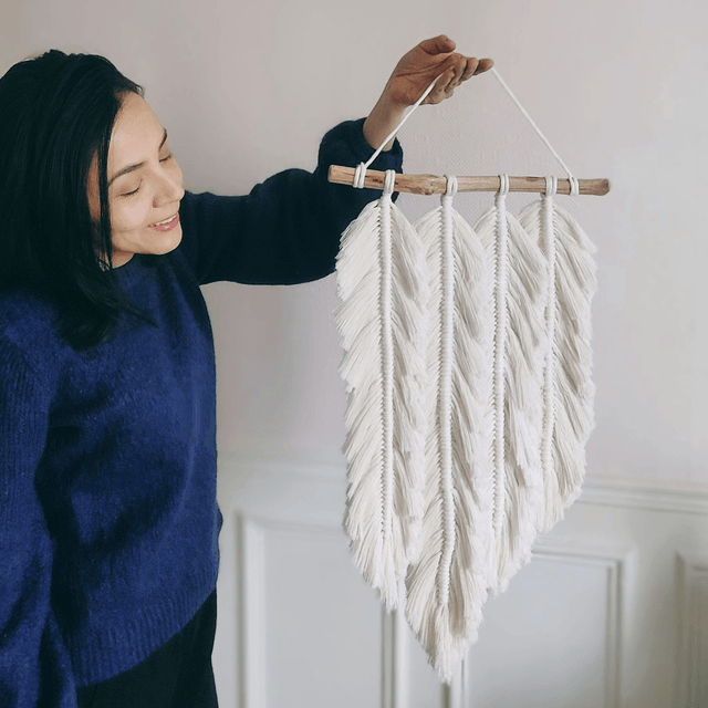 Suspension murale en macramé – Design plumes, fait main en France