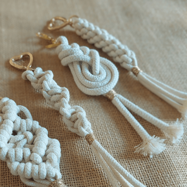 Bijou de sac ou porte-clés en macramé – blanc cassé & doré