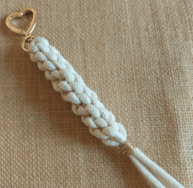 Bijou de sac ou porte-clés en macramé – blanc cassé & doré