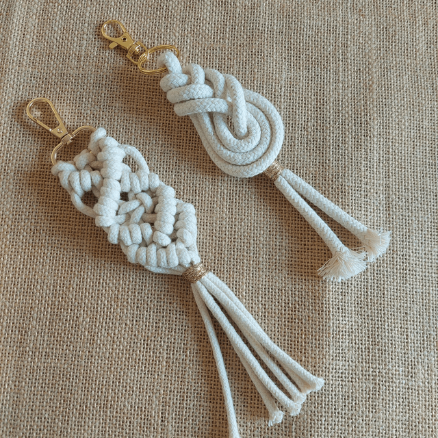 Bijou de sac en macramé blanc cassé – mousqueton doré, 100 % coton, fait main