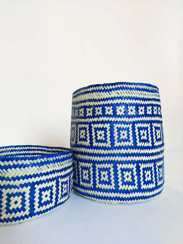 Panier en palme artisanal avec motifs bleus – 19x17 cm