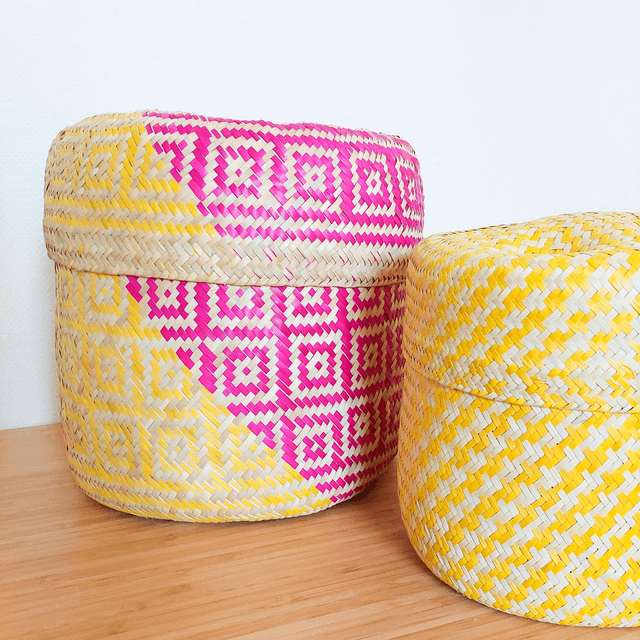 Panier artisanal avec motifs – 28x28 cm, frange rose et jaune