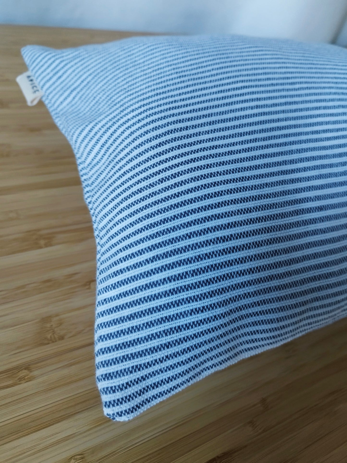 Housse de coussin 30x40 blanche lignes blues fines