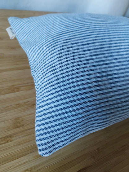 Housse de coussin 30x40 blanche lignes blues fines