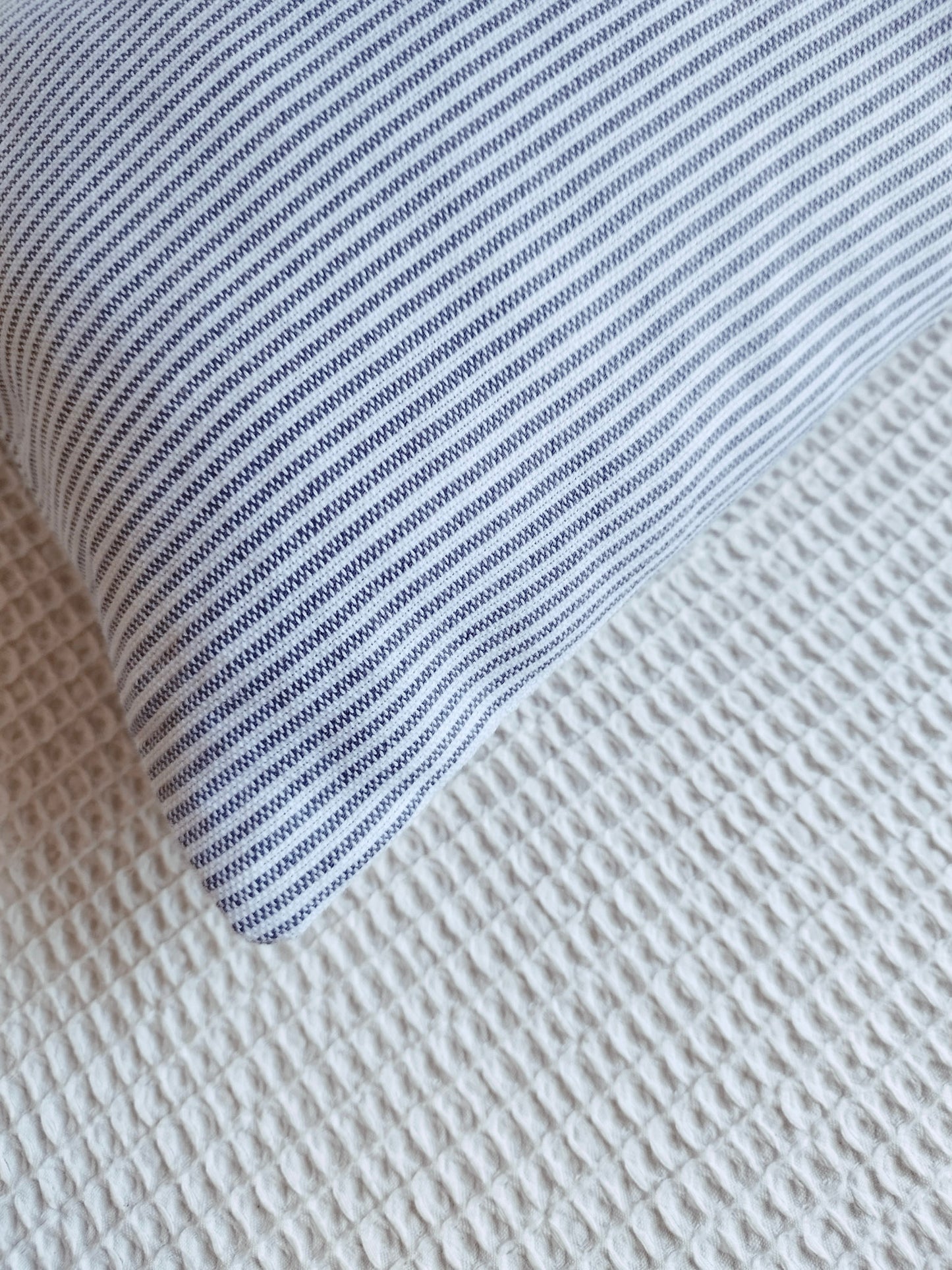 Housse de coussin 30x40 blanche lignes blues fines