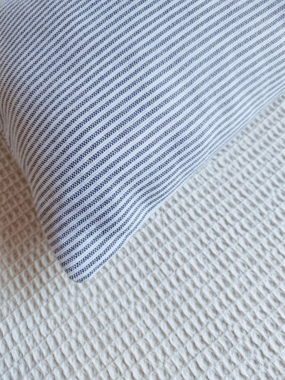 Housse de coussin 30x40 blanche lignes blues fines